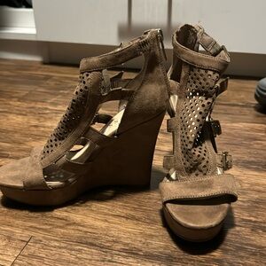 BROWN HEELS WEDGES BY GUESS